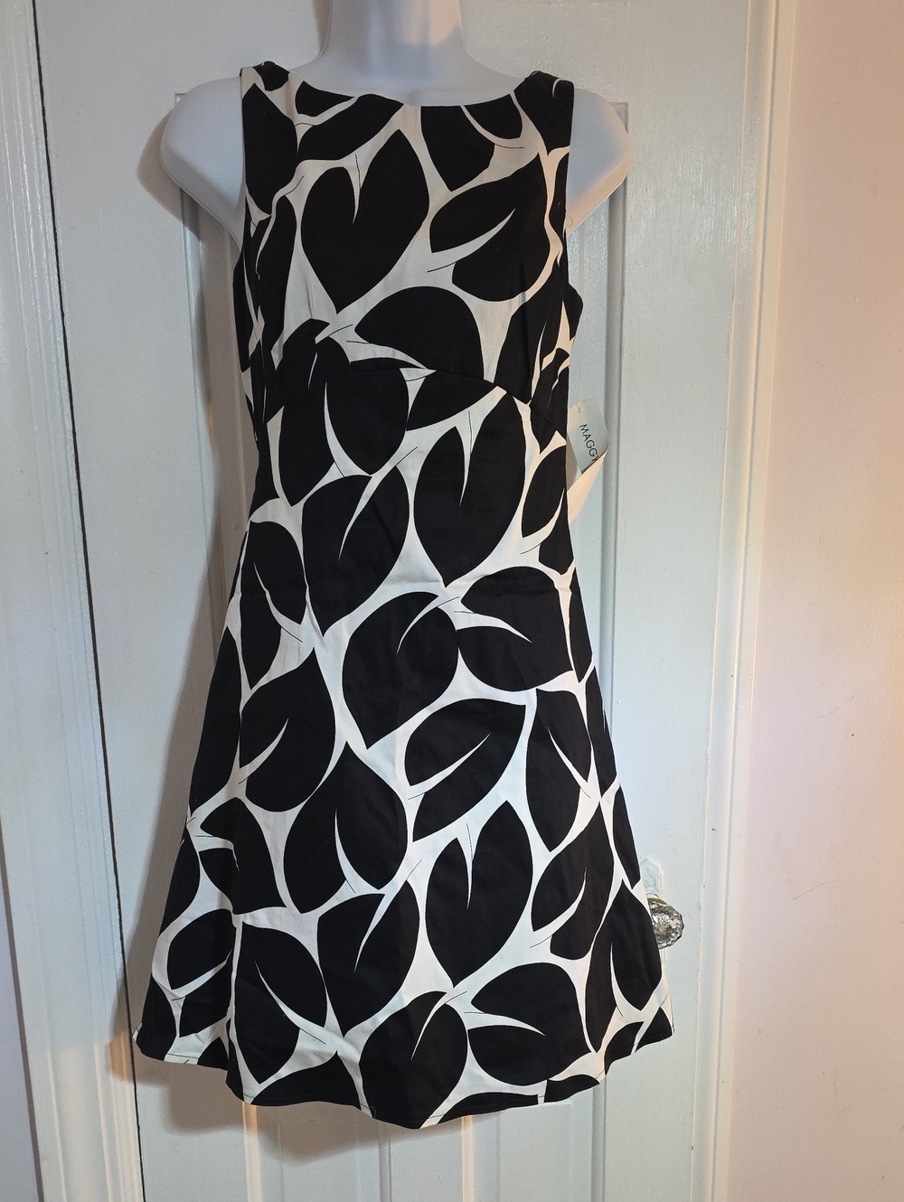 Maggy London Black and White Leaf-Print Sleeveless Dress